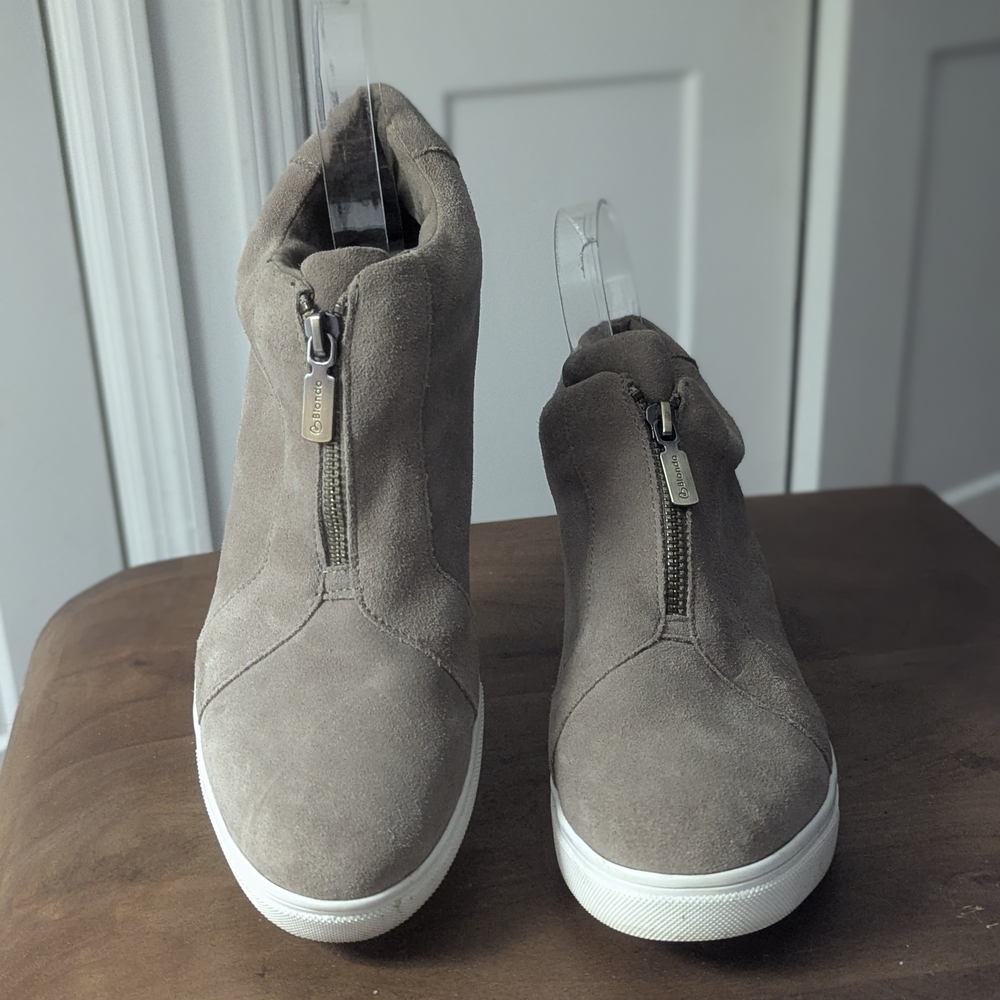 Blondo Tan Sneakers Hidden Wedge Side Zipper Sz Women's 9 Waterproof Even Used - Picture 8 of 9